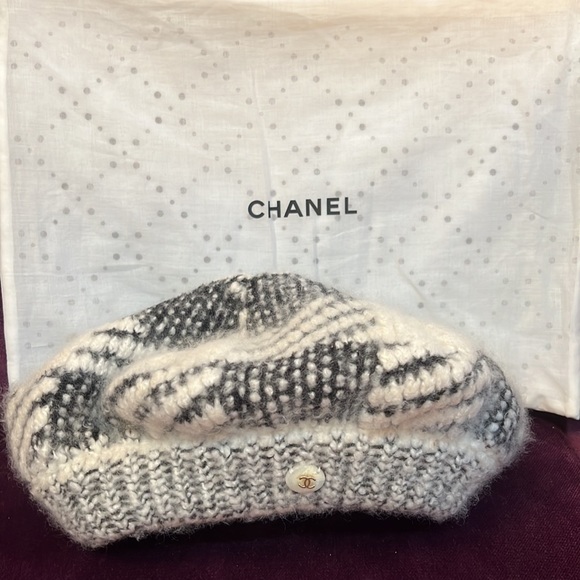 CHANEL RARE CASHMERE & SILK BERET BLACKWHITE DOUBLE GOLD CC’s ON MOTHER OF PERAL - Picture 1 of 7
